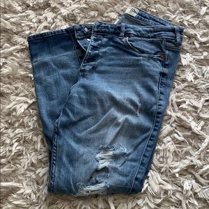 A&F high rise ankle distressed jean size 10r